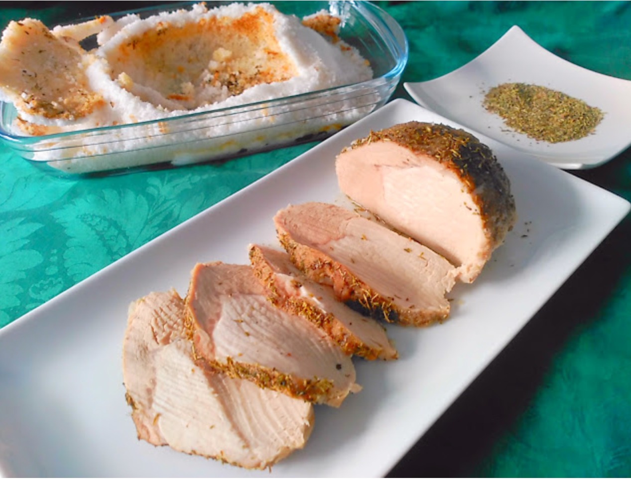 Ensalada tradicional con lomo a la sal y una pieza de fruta (manzana)